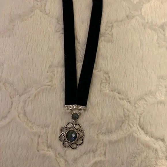 V&A Hematite Necklace.Stunning.Black velvet - Picture 1 of 7